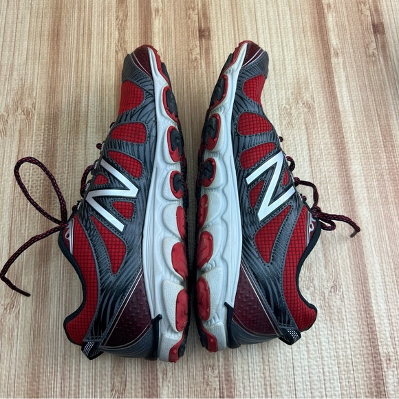 New Balance MT810v2 shoes Mens 8.5 red gray Trail Running sneakers USA MT81RW2 - Picture 3 of 9
